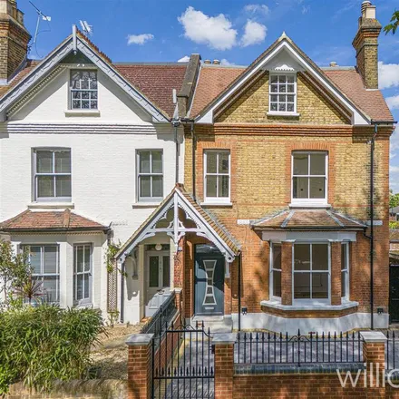Rent this 6 bed duplex on Fairfield Road in London, IG8 9JH
