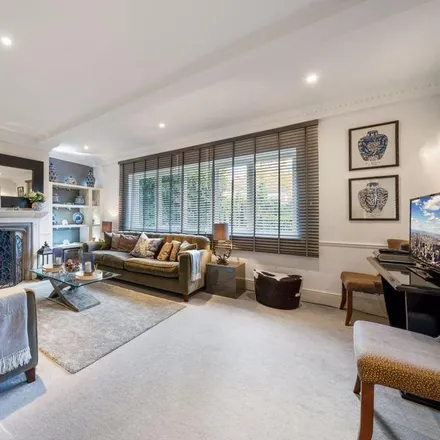 Rent this 3 bed duplex on 71 Frognal in London, NW3 6XD