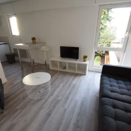 Rent this 1 bed apartment on 61 Rue de Pouilly in 57000 Metz, France