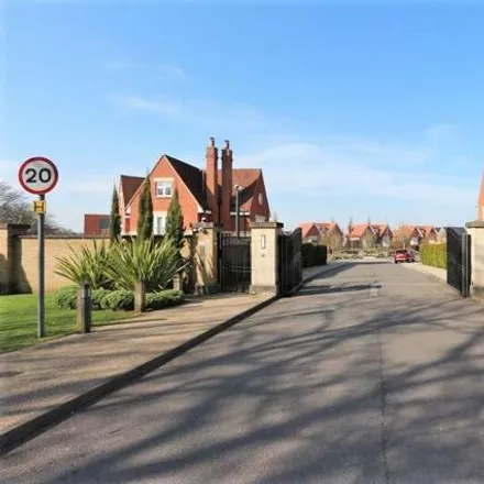 Image 3 - Grange Farm Lane, Chigwell, IG7 6FB, United Kingdom - House for sale