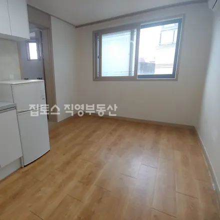 Rent this studio apartment on 서울특별시 송파구 석촌동 245-32