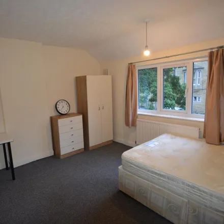 Image 5 - 8 Spring Bank Crescent, Leeds, LS6 1AB, United Kingdom - House for rent