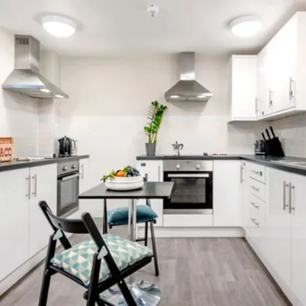 Image 5 - Joseph Close, London, N4 2AR, United Kingdom - Townhouse for rent