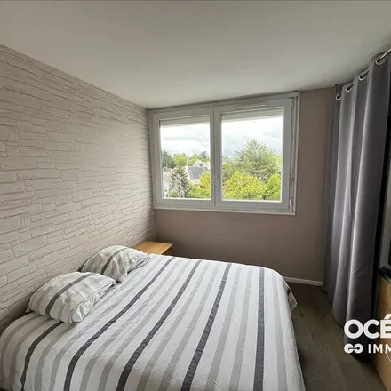 Rent this 3 bed apartment on 18 Rue de l'Église in 29400 Landivisiau, France