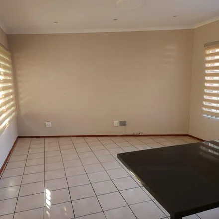 Image 7 - Vleiroos Street, Gillview, Johannesburg, 2001, South Africa - Townhouse for rent