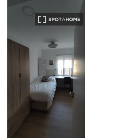 Rent this 3 bed room on Ferretería Rinconada in Calle de Beatriz Galindo, 28803 Alcalá de Henares