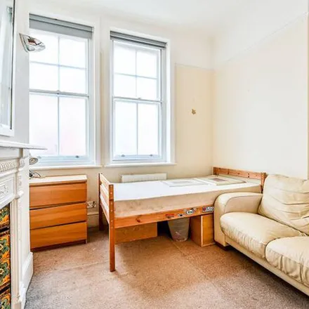 Rent this 5 bed apartment on Glyn Mansions in Hammersmith Road, London