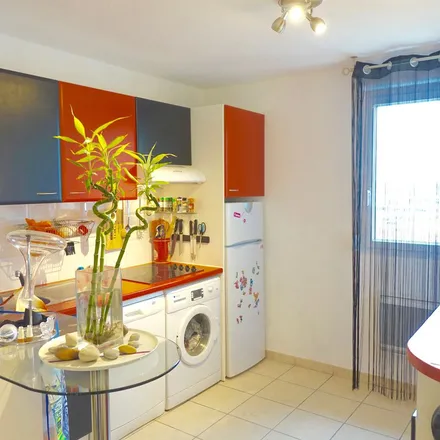 Rent this 2 bed apartment on Bâtiment C in 28 Avenue Edouard Michelin, 37200 Tours