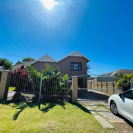 Rent this 4 bed apartment on Hoerskool Grens in Valley Road, Arcadia
