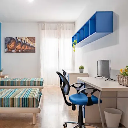Rent this 3 bed room on Istituto Comprensivo Lorenzini Feltre in Via Polesine, 20139 Milan MI