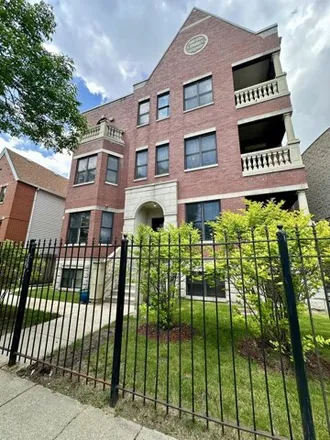 Buy this 3 bed condo on 3856 South Lake Park Avenue in Chicago, IL 60653
