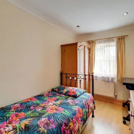 Rent this 5 bed apartment on Worthington Road in London, KT6 7RX