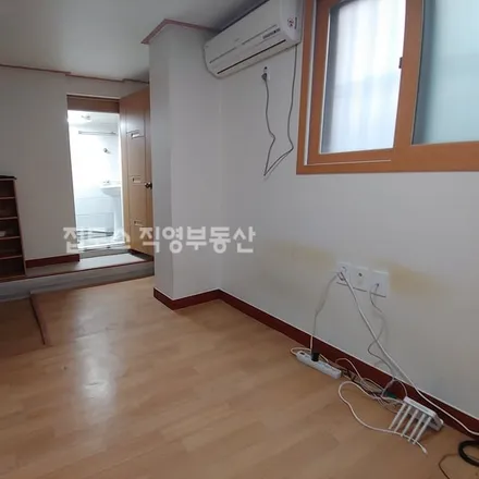 Rent this studio apartment on 서울특별시 송파구 문정동 48-3