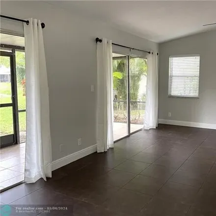 Image 3 - 1947 Discovery Circle East, Crystal Lake, Deerfield Beach, FL 33442, USA - House for rent