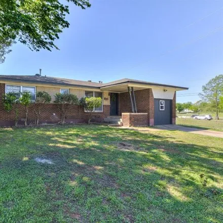 Image 2 - 630 General Senter Drive, Midwest City, OK 73110, USA - House for sale