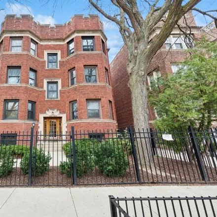 Buy this 4 bed condo on 4201-4215 North Sheridan Road in Chicago, IL 60613