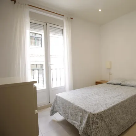 Rent this 2 bed room on Madrid in Calle de Garcilaso, 13