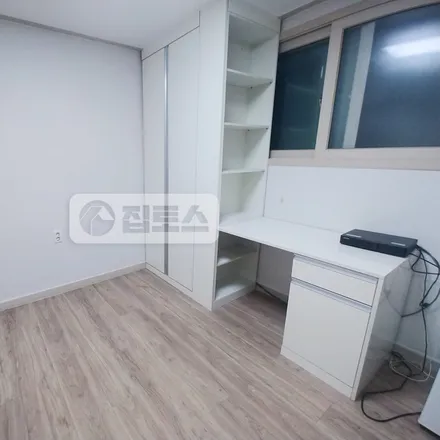 Rent this studio apartment on 서울특별시 관악구 봉천동 660-63