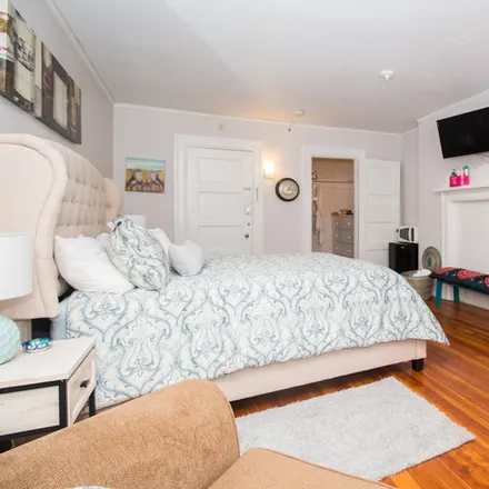 Image 3 - 1029 Beacon St, Unit Room #14 - Apartment for rent