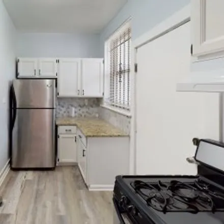 Rent this 2 bed apartment on #3d,2212 East 70th Street in South Shore, Chicago