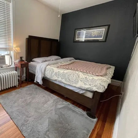Rent this 2 bed condo on Chicago