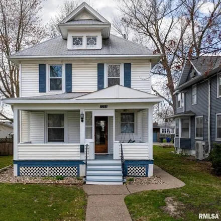 Buy this 3 bed house on 433 West Lombard Street in Davenport, IA 52803