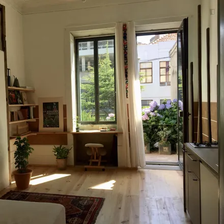 Rent this 1 bed apartment on Ding Dong in Rua Roberto Ivens, 4450-252 Matosinhos