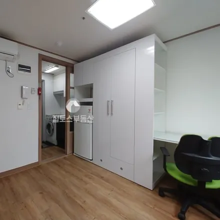 Rent this studio apartment on 서울특별시 관악구 봉천동 1514-11