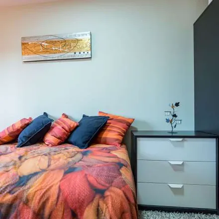 Rent this 5 bed apartment on Carrer de Lluís Despuig in 25, 46011 Valencia