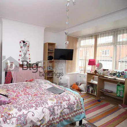 Rent this 6 bed townhouse on Back Mayville Terrace in Leeds, LS6 1NB