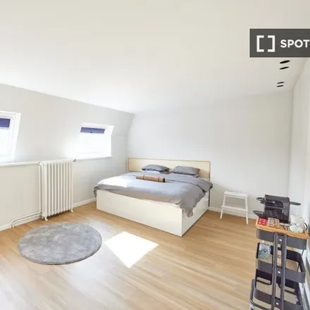 Rent this 8 bed room on Rue de Tenbosch - Tenbosstraat 71 in 1050 Ixelles - Elsene, Belgium