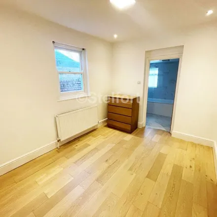 Rent this 2 bed apartment on Chesterfield Gardens in London, N4 1LL