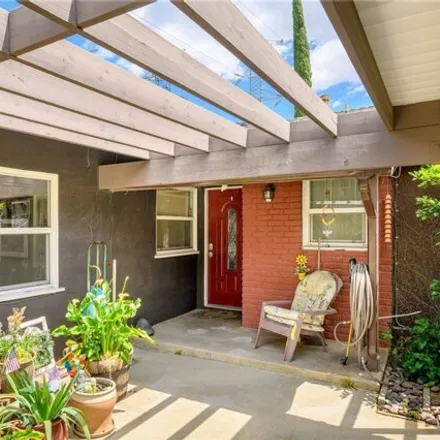 Image 2 - 11398 Collett Avenue, Los Angeles, CA 91344, USA - House for sale