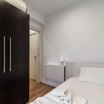 Rent this 4 bed room on Madrid in Calle de Dolores, 4