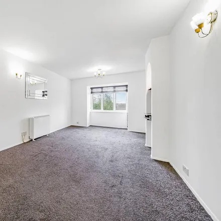Rent this 2 bed apartment on Limetree Walk in London, SW17 9NX