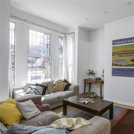 Rent this 6 bed townhouse on Legard Road in London, N5 1DE