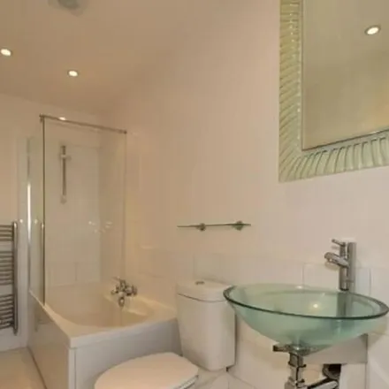 Image 2 - Queen's Road, Buckhurst Hill, IG9 5BS, United Kingdom - Apartment for rent