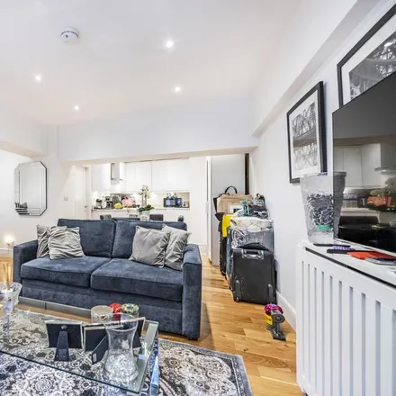 Rent this studio apartment on Grove End Gardens in 33 Grove End Road, London