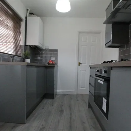 Image 2 - Helmsley Road, Newcastle upon Tyne, NE2 1RE, United Kingdom - Apartment for rent