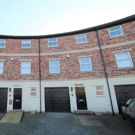 Rent this 5 bed townhouse on 10-37 Brook Crescent in Wakefield, WF1 5PB
