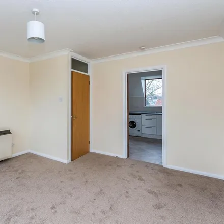 Image 5 - Commonside Close, London, SM2 5SX, United Kingdom - Apartment for rent