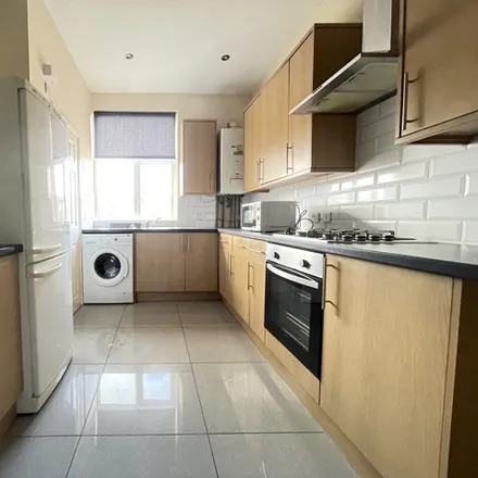 Rent this 1 bed room on Back Hill Top Mount in Leeds, LS8 4EP