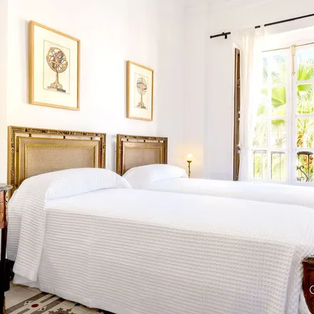 Rent this 2 bed apartment on Catedral - Plaza de la Romanilla in Plaza de la Romanilla, 18001 Granada