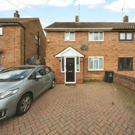 Buy this 3 bed duplex on Long Close in Luton, LU2 9BJ