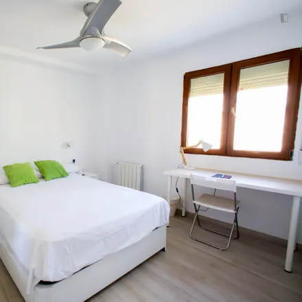 Rent this 3 bed room on Carrer de l'Arquebisbe Company in 89, 46011 Valencia