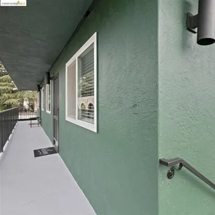 Image 3 - 8 Whitmore Place, Oakland, CA 94609, USA - House for sale
