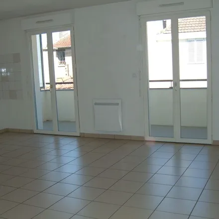 Rent this 3 bed apartment on 11 Rue du Groupe Bleu et Jonquille in 51000 Châlons-en-Champagne, France