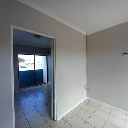 Image 3 - Voortrekker Road, Maitland, Cape Town, 7405, South Africa - Apartment for rent