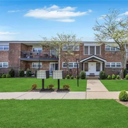 Image 1 - 14 Ivy Street, Village of Farmingdale, NY 11735, USA - Apartment for sale