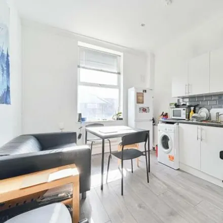 Rent this 3 bed apartment on Brixton Road in Londres, London